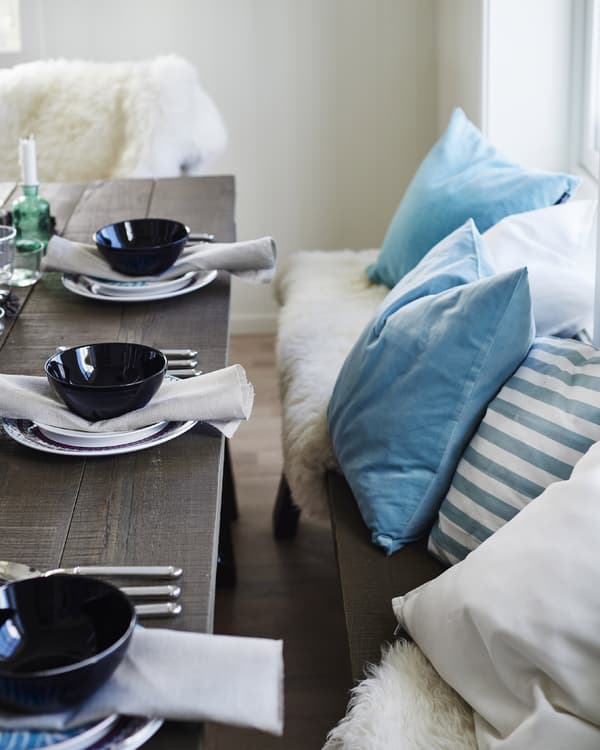 Joue sur les textiles et les couleurs pour créer des sièges cosy, confortables et faciles à relooker à chaque changement de saison.