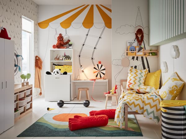 Jouets et de jeux de société IKEA LUSTIG dans une chambre d’enfant décorée sur le thème du cirque.