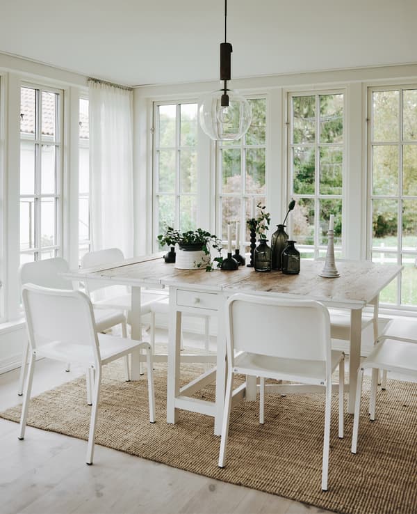 Jouez sur le contraste entre du mobilier blanc et des verres foncés