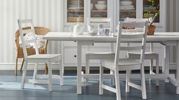 Juego de comedor de la serie NORDVIKEN blanco con 4 sillas.