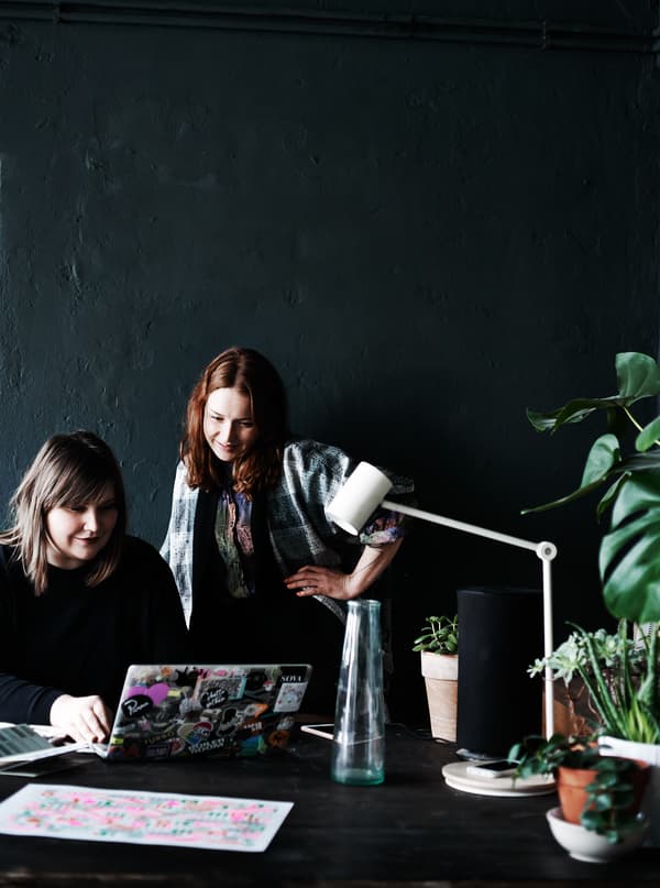 Jules et Anna dans leur atelier.