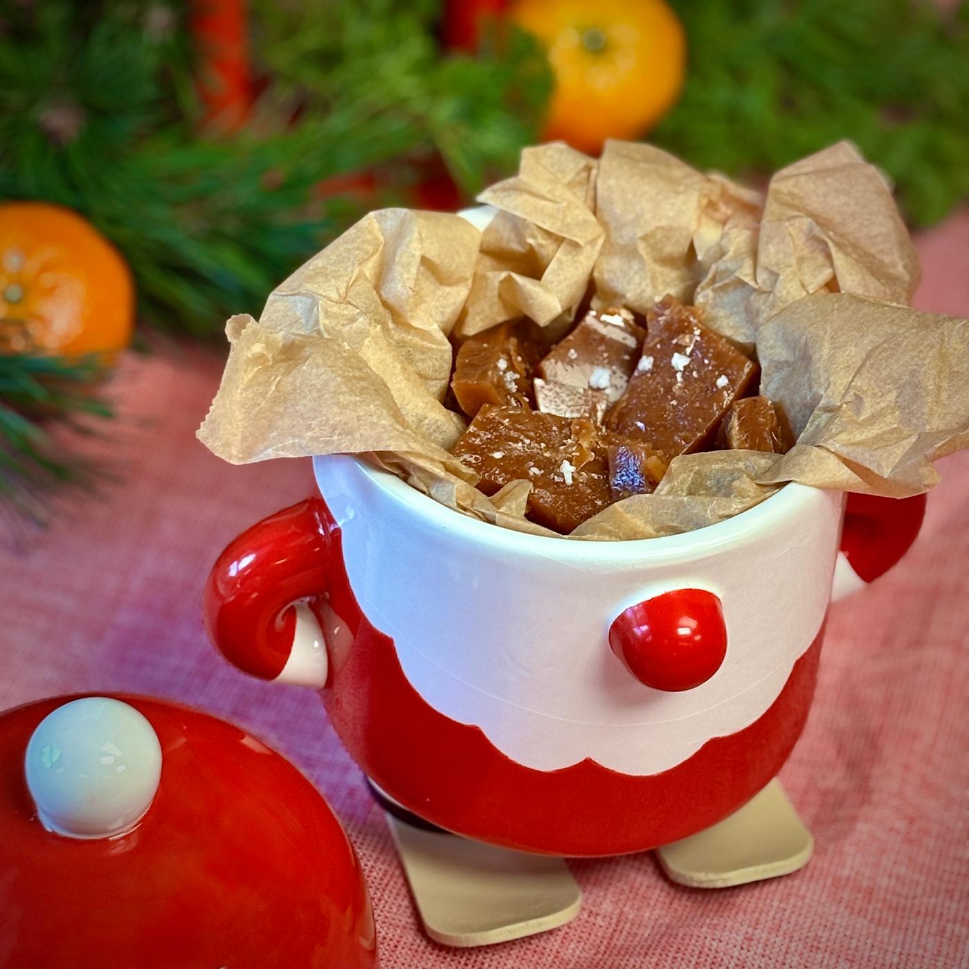 Juletoffee i en kagedåse formet som en nisse.