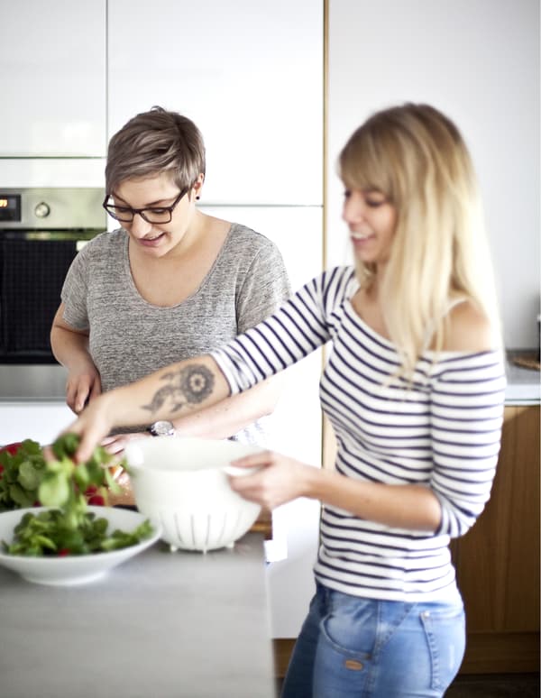 Julia and Hanni prepare a light lunch