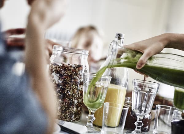 Jus vert en train d’être versé dans un verre