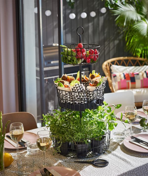 Kad je u pitanju serviranje hrane, način prezentovanja ostavlja jak utisak. Isprobaj modernu korpu za serviranje, kao što je IKEA SOMMAR 2018 trospratna korpa za serviranje od crnog čelika!