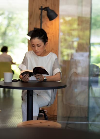 カフェで本を読んでいる女性