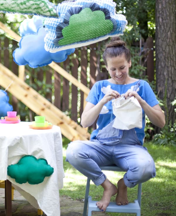 Kasia en train de coudre ses décorations