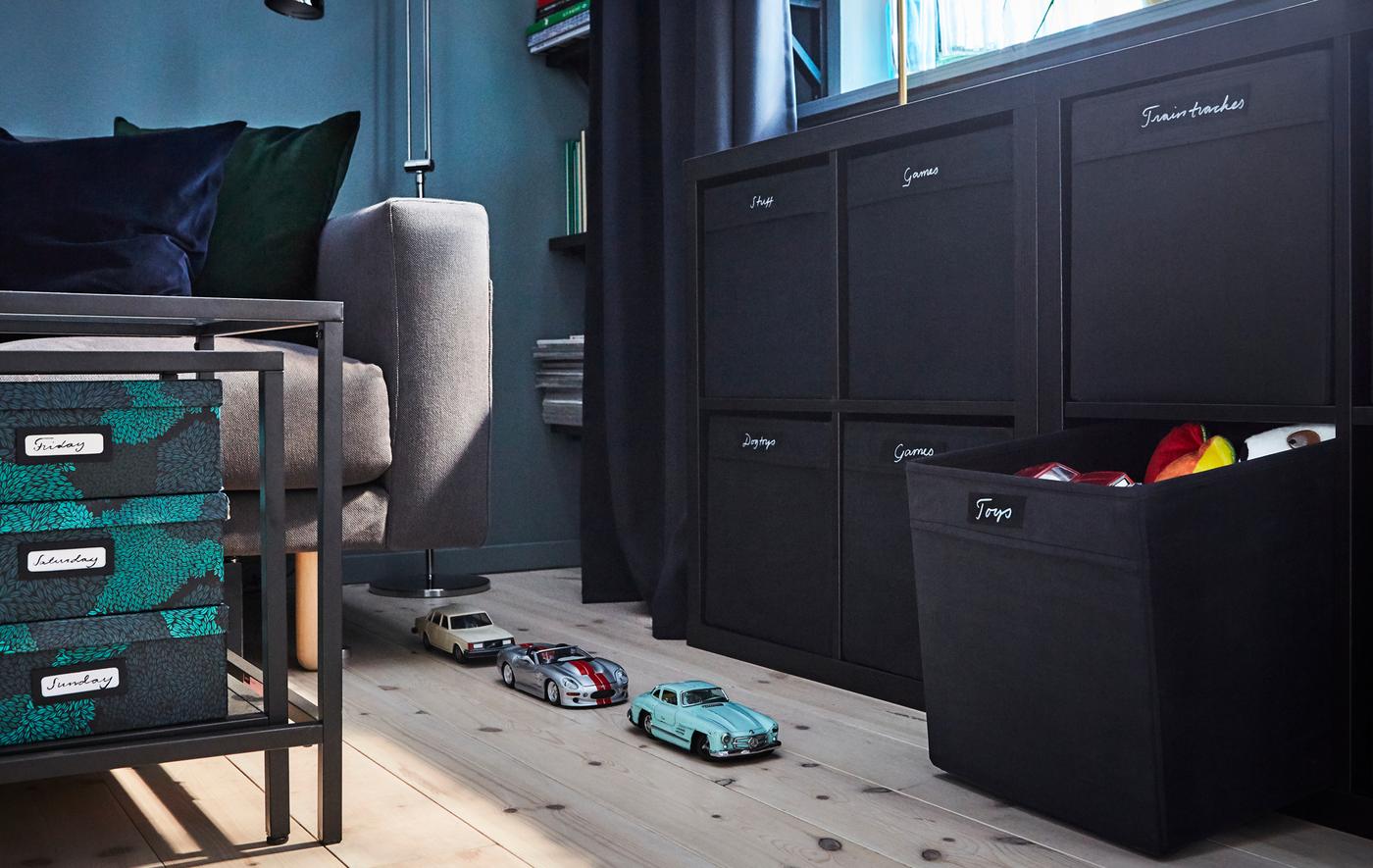 Keep your kids’ toys organised in labeled DRÖNA boxes that make them easy to find and put away.