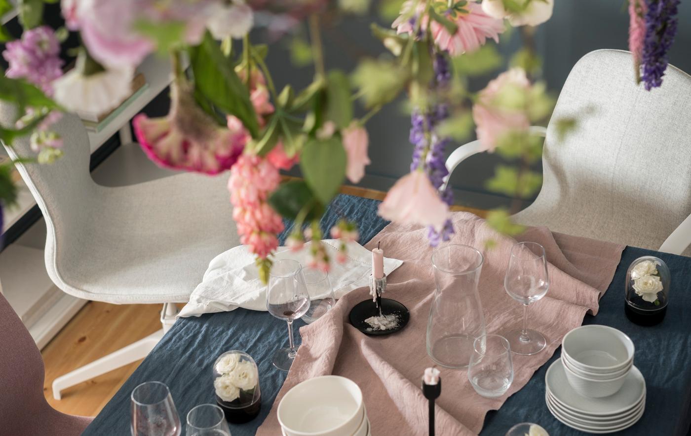 Kerusi pejabat biasanya tidak pernah digunakan untuk tujuan lain. Mengapa tidak kita menggunakannya di ruang makan untuk tetamu tambahan parti? Kerusi IKEA LÅNGFJÄLL cukup selesa dan bergaya.