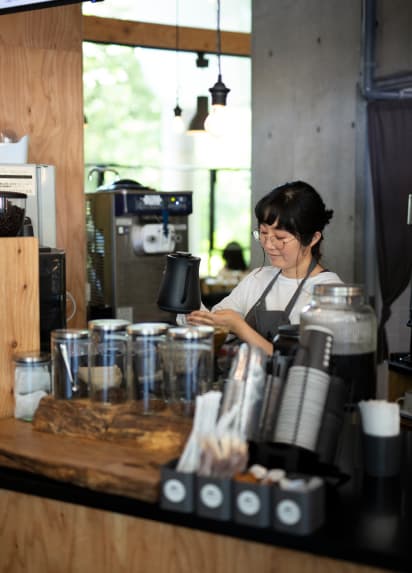 コーヒーを入れているウエイトレス