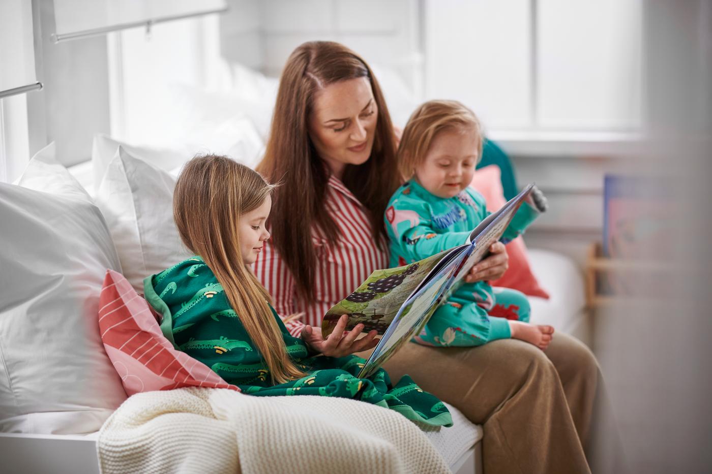 Kids reading with parent 