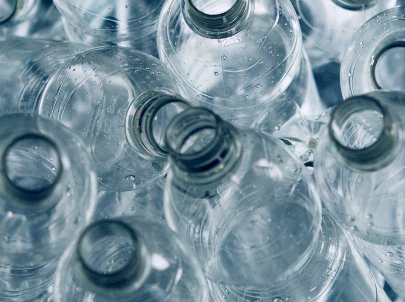Kira-kira 25 setengah liter botol PET plastik yang dikitar semula digunakan untuk setiap bahagian depan dapur IKEA KUNGSBACKA.