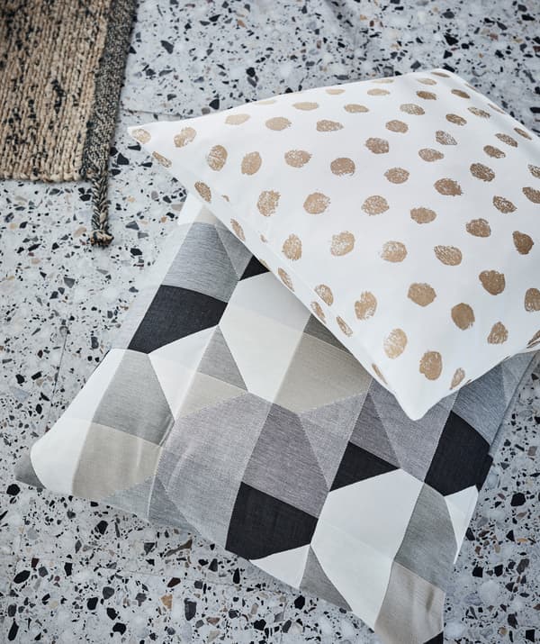 Kissen mit einfachen, aber starken Mustern, die wirklich auffallen. U. a. mit SVARTHÖ Kissenbezug beige.