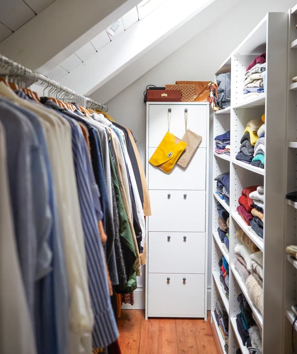 Kleidung in einer schmalen Aufbewahrung, u. a. mit einer NORDLI Kommode in Weiss