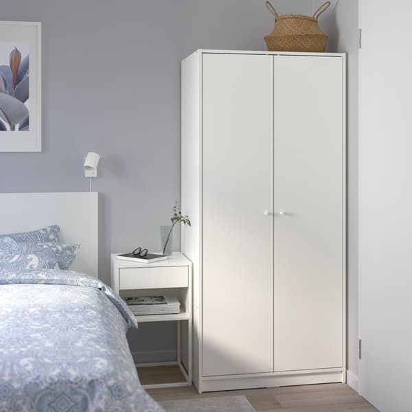 KLEPPSTAD Armoire-penderie blanche avec deux portes à charnières.