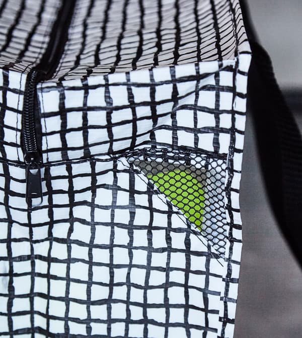 KNALLA Tasche schwarz/weiss mit Sportutensilien.