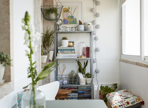 Knihy, květiny a dekorace na vysokém policovém dílu HYLLIS