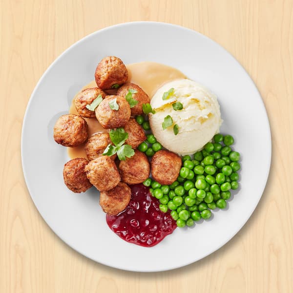 Kødboller 12 stk. serveret med kartoffelmos, ærter, flødesauce og tyttebærsyltetøj – en svensk klassiker!