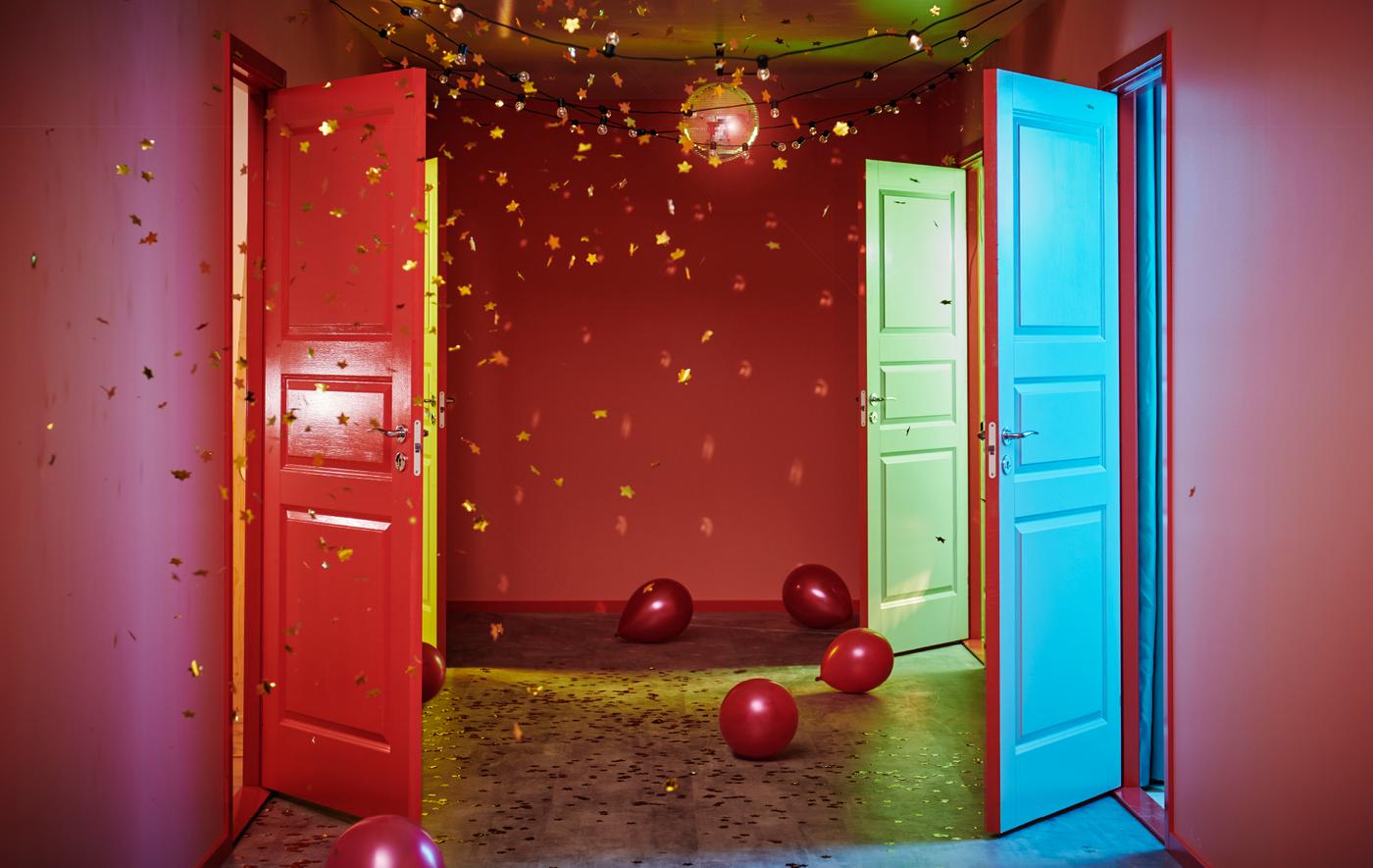 Koridor yang berhias, pintu terenggang mendedahkan bilik berlampu cahaya berwarna-warni. Belon bertaburan di atas lantai, konfeti berwarna keemasan di udara.