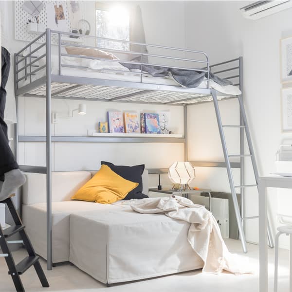 Kosongkan ruang lantai dengan katil loteng. Dengan rangka katil loteng SVÄRTA IKEA berwarna perak, anda ada ruang di bawahnya untuk meletakkan sofa.