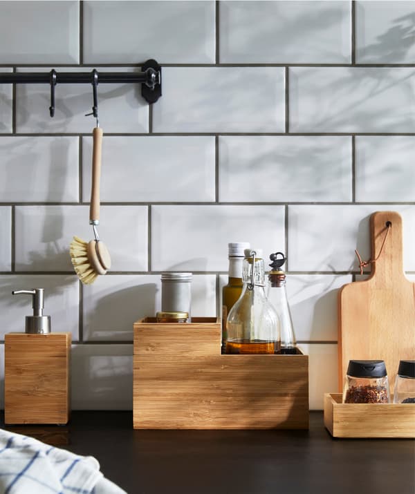 Kotak buluh semula jadi IKEA DRAGAN yang keras sangat sesuai untuk menyusun barang di atas permukaan kaunter dapur.
