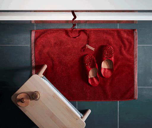 Kotak IKEA GODMORGON dengan ruang simpanan plastik yang diasapi memastikan laci tersusun.