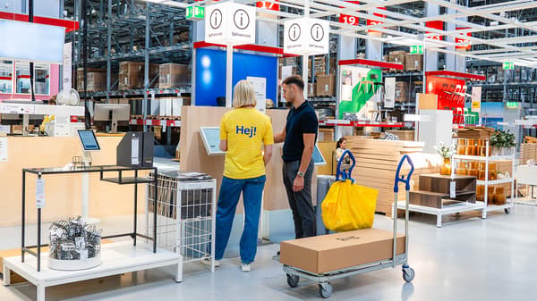 Kupac i IKEA zaposleni koriste samouslužni kiosk