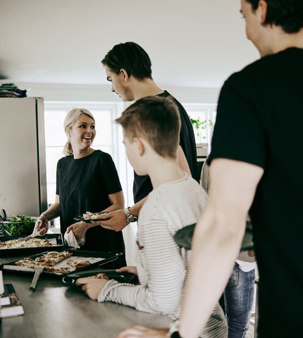 La famille d’Annika fait la queue pour un deuxième service.
