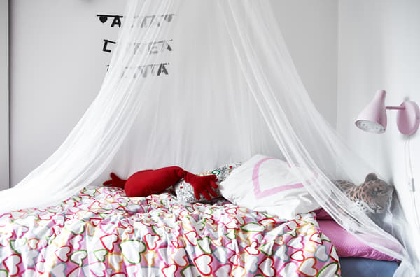 La housse de couette du lit d’Alma apporte de la couleur à sa chambre.