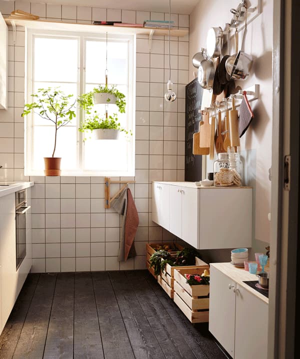 La même petite cuisine, avec le tableau noir incliné pour créer un plateau de table.