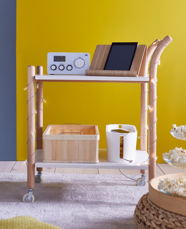 La table d’appoint IKEA PS 2017 sur roulettes peut être utilisée de nombreuses façons, comme poste de travail, table basse, desserte de cuisine ou table de chevet.