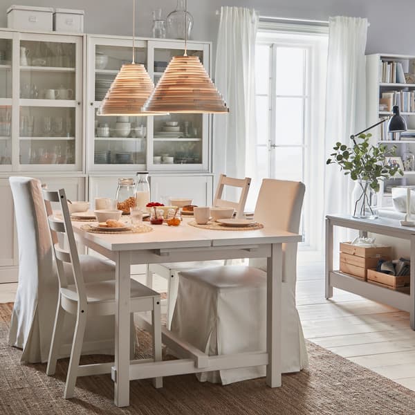 La table extensible et les chaises NORDVIKEN dans un décor de petit déjeuner. Une suspension allumée donne un éclairage chaleureux par le dessus.