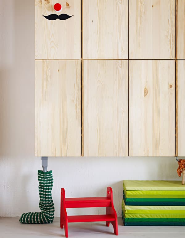 Laag op de muur gemonteerde IVAR kast die een kind kan gebruiken als poppenhuis.
