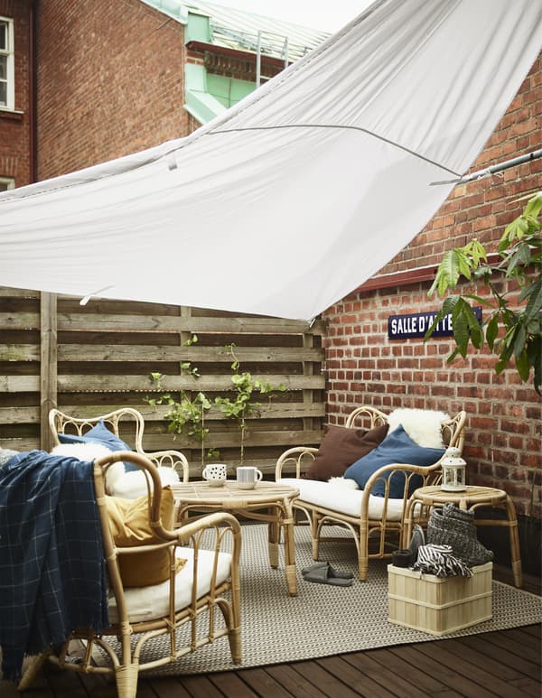 L'abri de jardin DYNING permet de protéger le coin détente des intempéries et de bloquer les rayons UV.