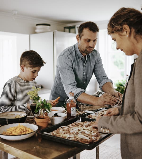 Laissez chacun choisir la garniture de sa pizza.