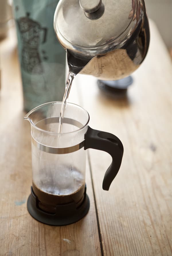 Laissez le café libérer ses arômes avec un peu d'eau chaude.