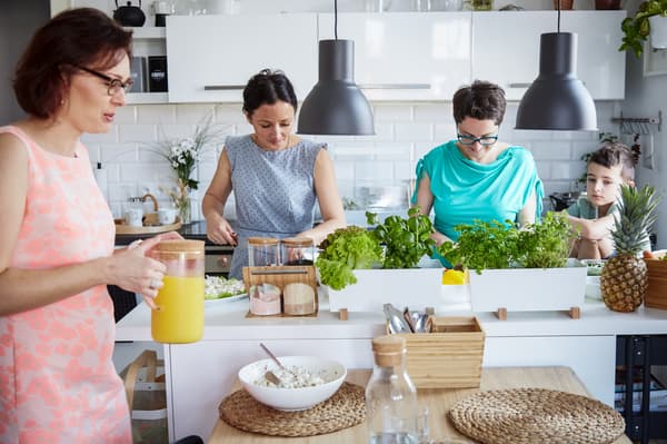 Laissez les invités vous aider à préparer le repas.