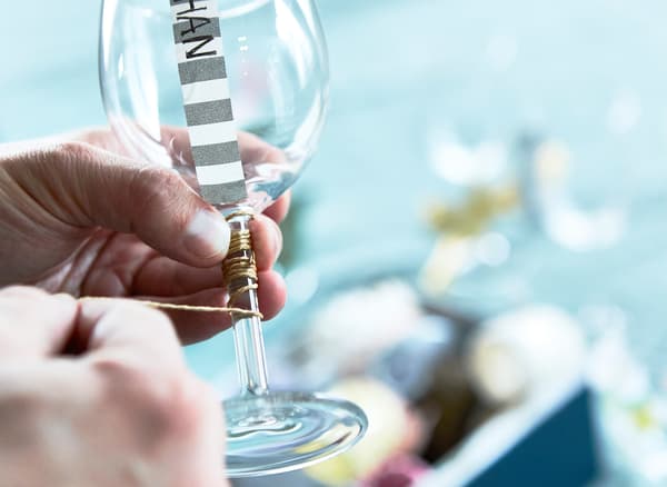 Laissez vos invités exprimer leurs talents créatifs avec une idée de bricolage amusante autour d’un verre à vin.