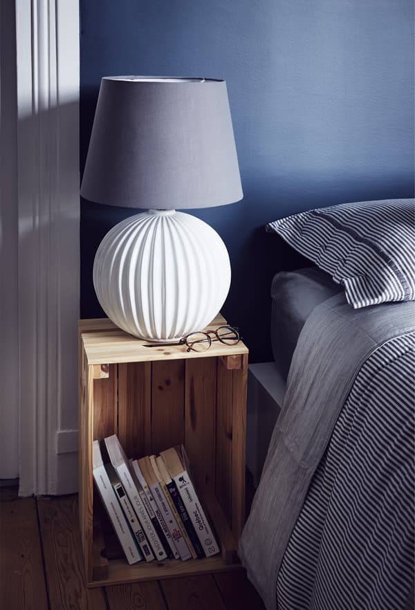 Lampe de chevet et table.