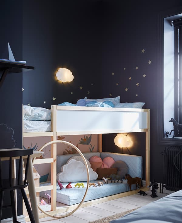 L'angolo dei bambini in una camera da letto condivisa, con un letto a soppalco reversibile sotto il quale è stata creata un'area gioco - IKEA.