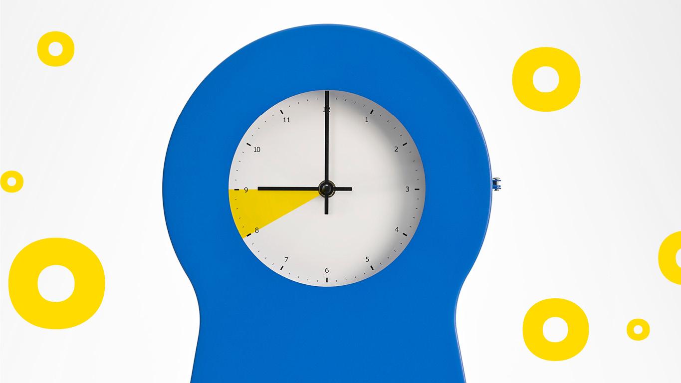 Late Night Shopping wird dargestellt durch eine blaue IKEA PS Uhr. Die Zeit zwischen 20:00 und 21:00 ist gelb auf dem Ziffernblatt hervorgehoben. Um die Uhr herum sieht man gelbe Kreise und kleine Blumenarrangements.