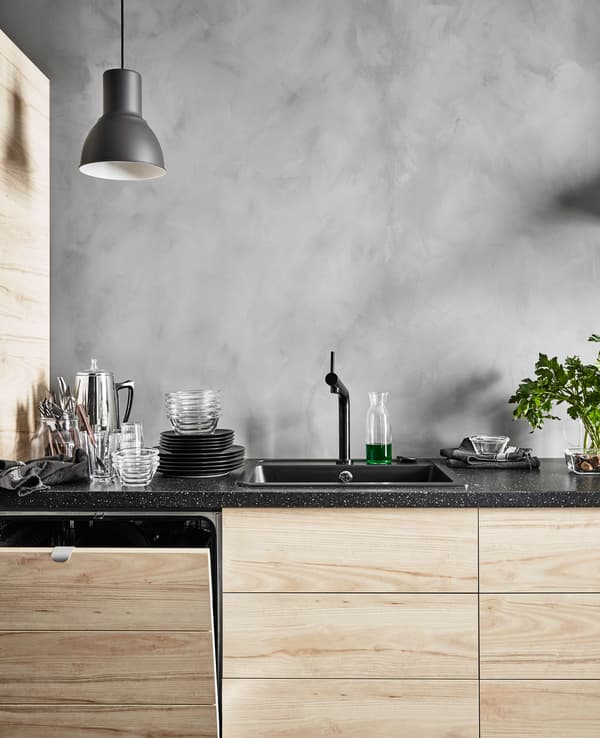 Lavastoviglie con frontali frassino e mobili base in una cucina rustica moderna, con pareti grigie effetto cemento - IKEA.
