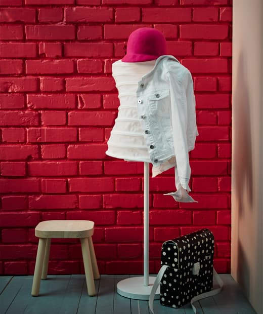 Lay a jacket or hat over a fashionable white IKEA NÄPEN mannequin coat rack. It stands at a maximum of 127cm for heights of all ages. FLISAT pine stool adds an extra surface for a friend’s backpack.