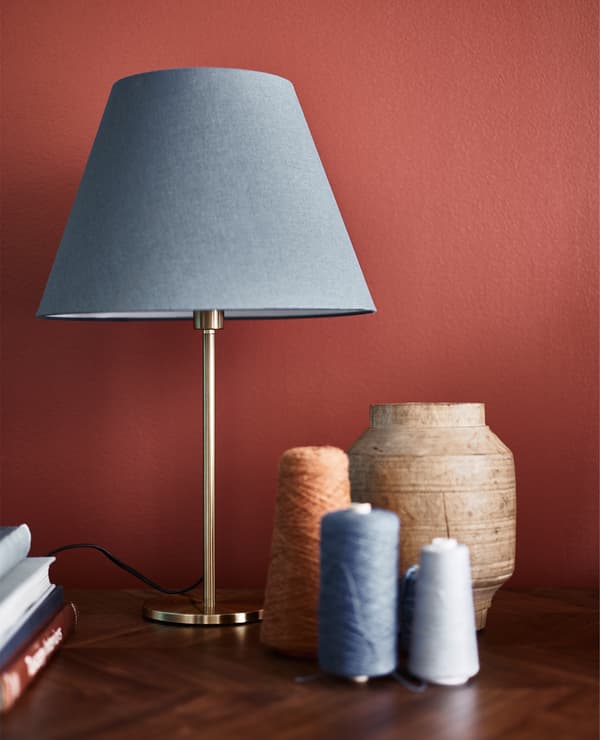 Le bleu est parfait en couleur d'accent dans les pièces rouge foncé.