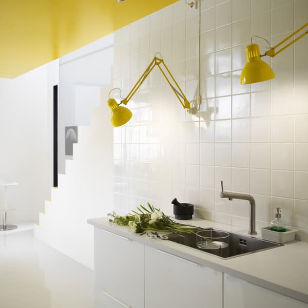 Le bras et la tête de la lampe sont ajustables pour orienter facilement le faisceau lumineux. Essaie la lampe de bureau jaune IKEA TERTIAL!