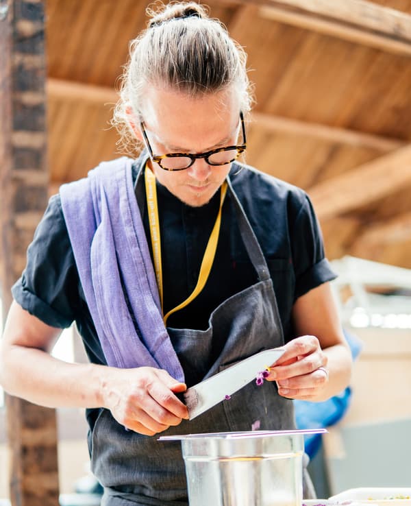 Le développeur de recettes David Johansson en train de hacher du chou.