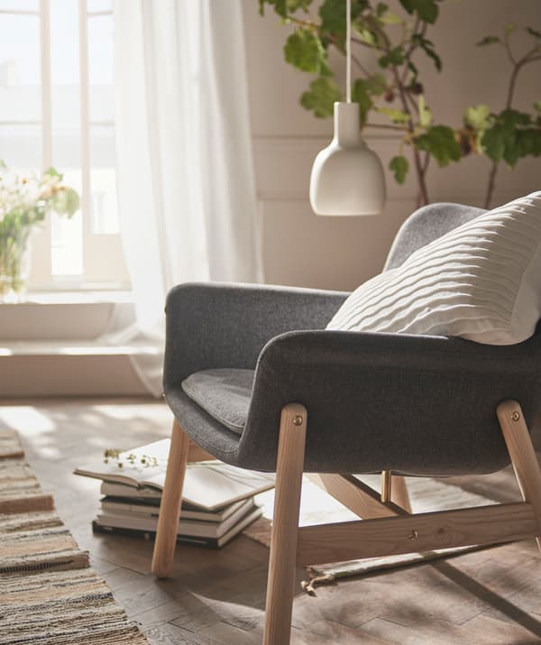 Le frêne clair du fauteuil VEDBO s’harmonise parfaitement avec le bouleau des meubles BJÖRKSNÄS.