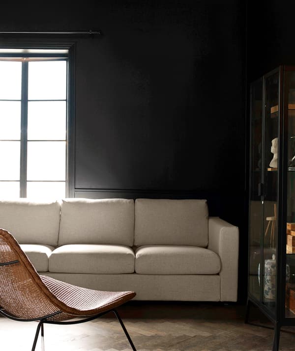 Le léger fauteuil RÅDVIKEN en fibres naturelles ajoute une touche contemporaine à la maison.