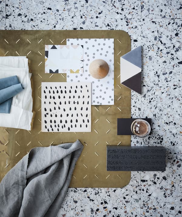 Le look fin de l’été se caractérise par des textures organiques et des motifs graphiques.