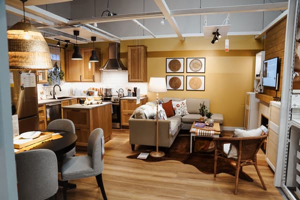 Le montage-décor Un plat à une cuillère de IKEA Burlington, un espace conçu par des Autochtones en collaboration avec le Woodland Cultural Centre